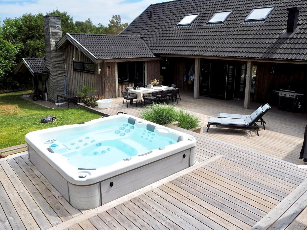 Social Near The Sea! Villa *